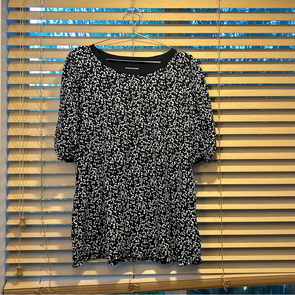 Women’s Black and White XXL Tee Shirt Balloon Puff Sleeves